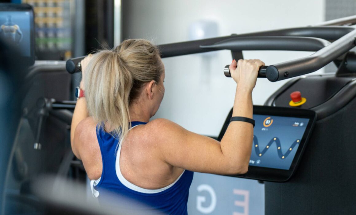 Woman exercising her shoulders using the eGym