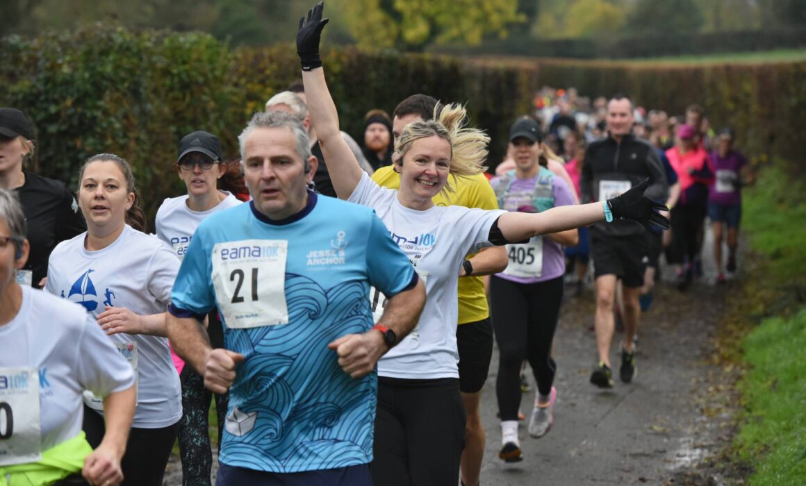 People running the EAMA 10k 2022